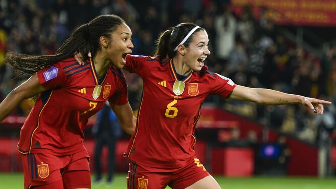 Aitana Bonmatí celebra su gol contra Países Bajos junto a Salma Paralluelo.