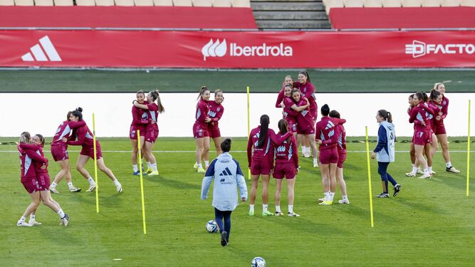 Las futbolistas españolas hacen un ejercicio por parejas durante el último entrenamiento.