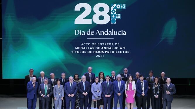 Foto de familia de los reconocidos en el Día de Andalucía.