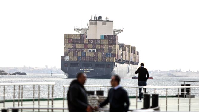 Un buque portacontenedores atraviesa el Canal de Suez, el pasado enero.