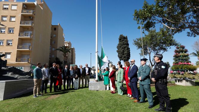 El izado de la bandera de Andalucía en San Roque, este miércoles.