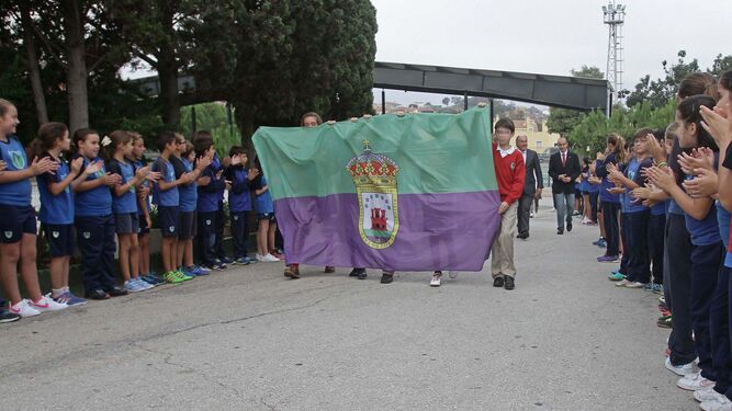 Bandera de la Comarca del Campo de Gibraltar portada por estudiantes