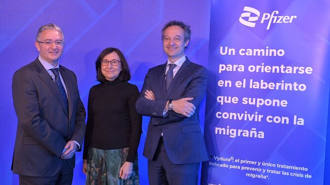 José Chavez y Maite Hernández, de Pfizer, junto al doctor Jesús Porta-Etessam, el pasado miércoles en Madrid.