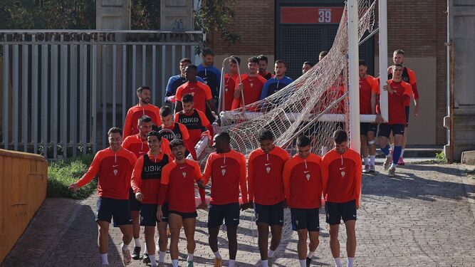 Los jugadores del Algeciras cargan con una portería.