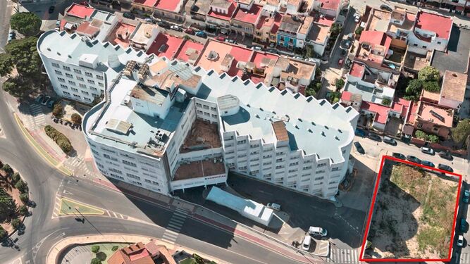 Una imagen aérea del actual centro hospitalario, con la parcela en la que se construirá el nuevo edificio.