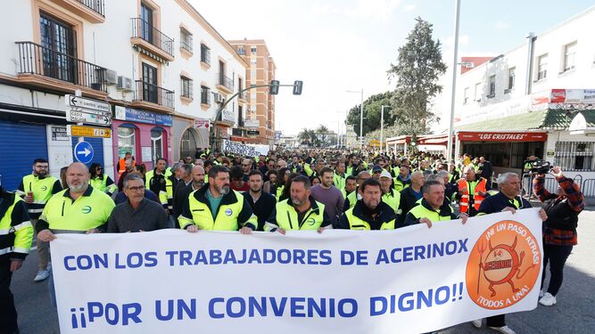 Trabajadores de la factoría de Acerinox Europa durante la manifestación del jueves en Algeciras.