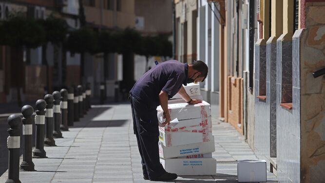 Un repartidor de mercancía en el centro de Algeciras.