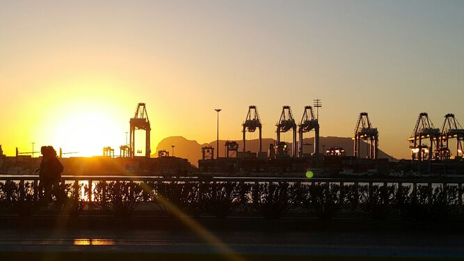 Un amanecer con el Puerto de Algeciras al fondo.