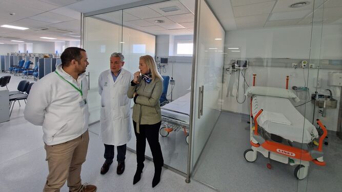 La delegada territorial de Salud, Eva Pajares, ha visitado el hospital de San Carlos. En la imagen, en el hospital de día polivalente, junto al que se atienden las consultas de Oncología.
