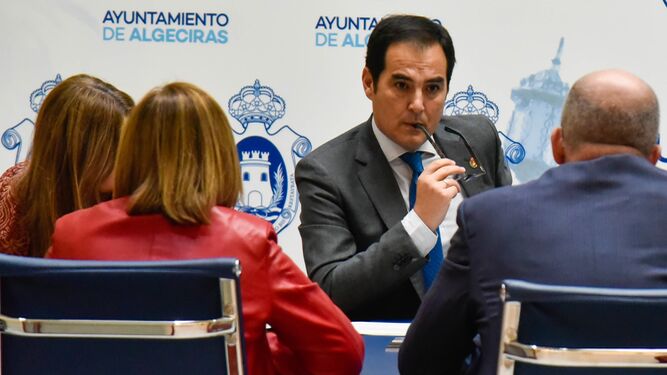 José Antonio Nieto, consejero de Justicia, Administración Local y Función Pública de la Junta de Andalucía, en una reunión en el Ayuntamiento de Algeciras.
