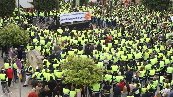 Un numeroso grupo de trabajadores de Acerinox Europa, este lunes en Los Barrios.