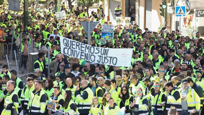 La multitudinaria manifestación de los trabajadores de Acerinox que tuvo lugar en Algeciras.