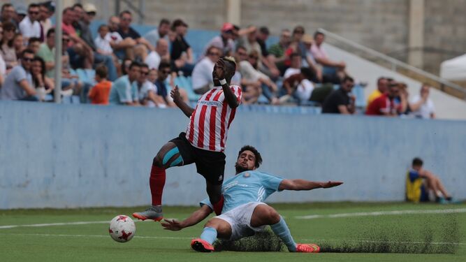 Moussa, derribado en el Ibiza-Algeciras del play-off de 2018.