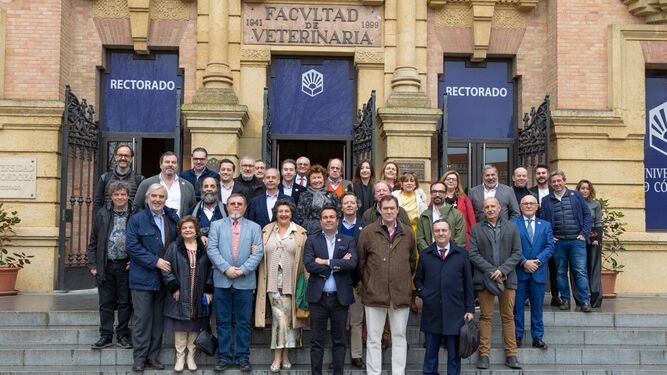 Los académicos andaluces de Gastronomía y Turismo ante el Rectorado de la Universidad de Córdoba