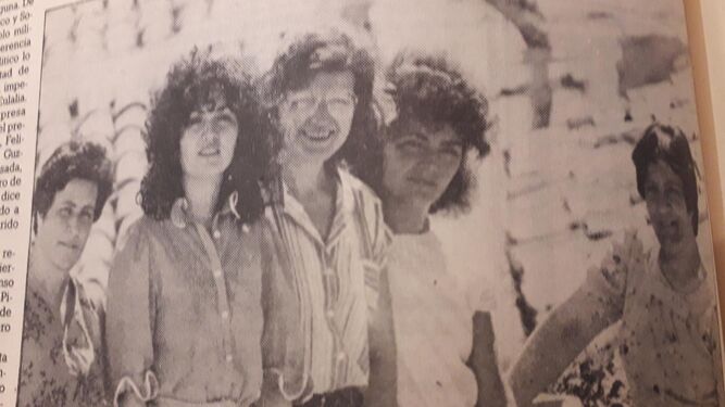 Algunas de las concejalas electas y otras integrantes de la candidatura del CDS, fotografiadas en Villaluenga del Rosario en junio de 1987.