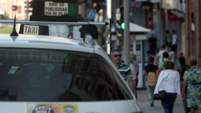 Parada de taxi en la calle Blas Infante de Algeciras.