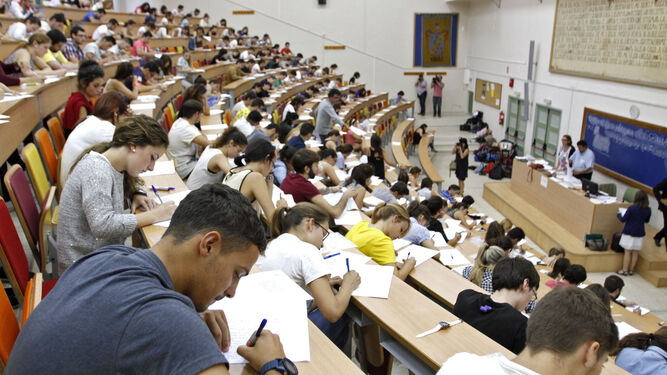 Uno de los exámenes de Selectividad en el Campus de Cádiz en 2023.