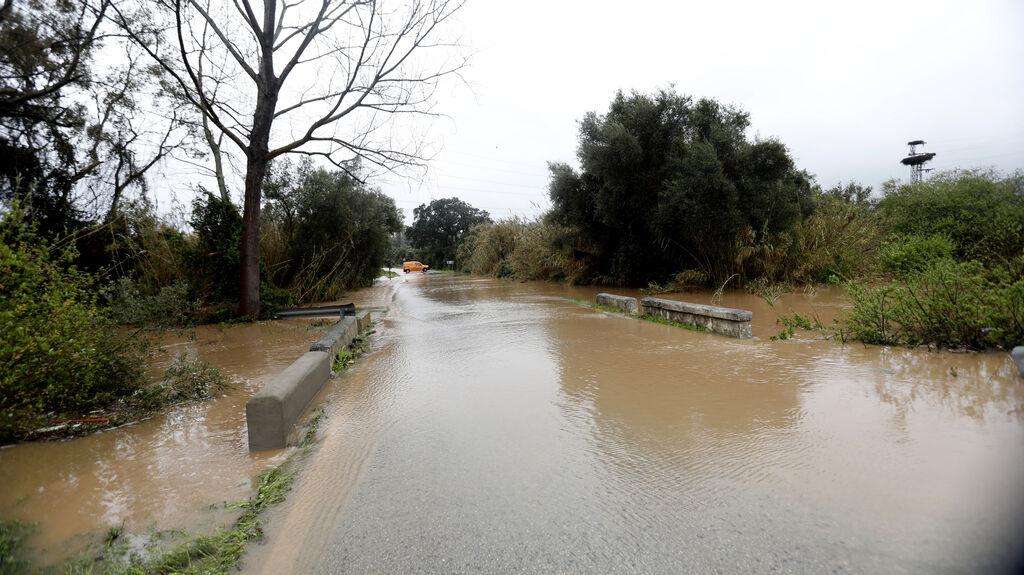 Carreteras cortadas por las lluvias en Algeciras y Los Barrios
