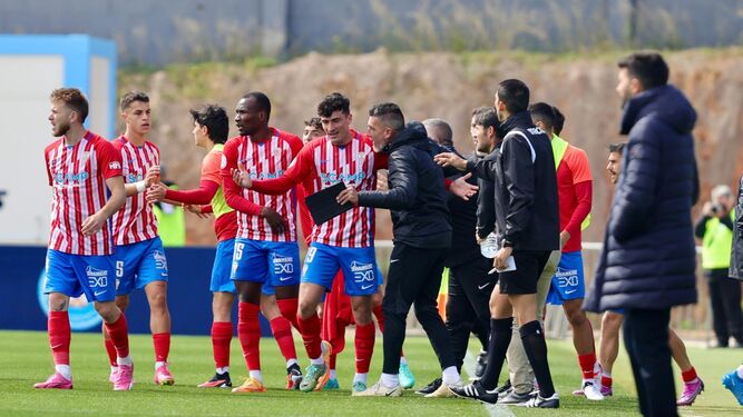 López Pinto celebra su gol con compañeros y técnicos