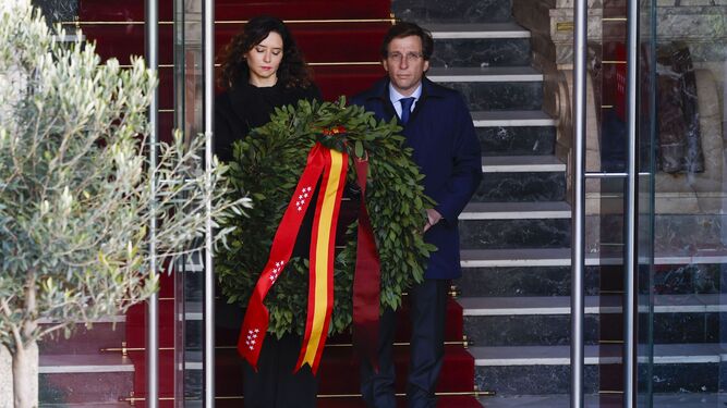 Isabel Díaz Ayuso y José Luis Almeida,  durante una ofrenda floral en el acto en memoria de las víctimas del 11-M.