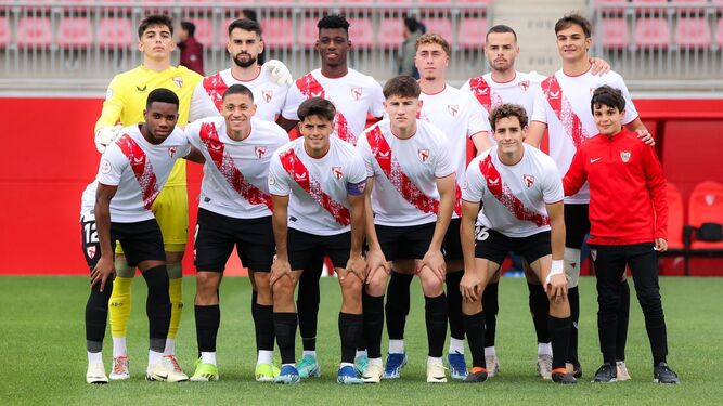 Formación inicial del Sevilla Atlético en su partido con el Estepona