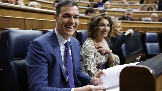 Pedro Sánchez sonríe junto a María Jesús Montero en el Pleno del Congreso de este miércoles.