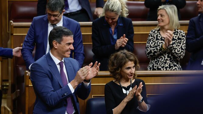 Pedro Sánchez y María Jesús Montero aplauden tras aprobarse la Ley de Amnistía