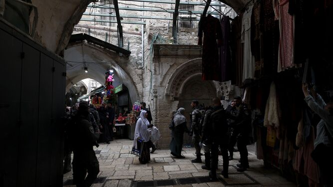 Agentes israelíes observan a los musulmanes que se dirigen a la mezquita de Al Aqsa, en Jerusalén.