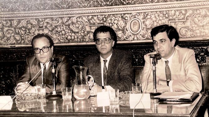 Alberto Pérez de Vargas, Ernesto Delgado y Juan Antonio Palacios, en el pregón de la Feria del Libro de 1987.