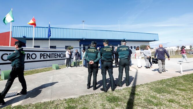 Concentración de funcionarios en las puertas del centro penitenciario de Botafuegos, este viernes.