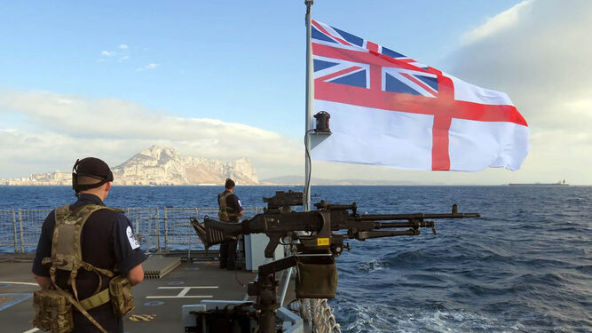 Soldados de la Royal Navy, en un buque cerca de Gibraltar.