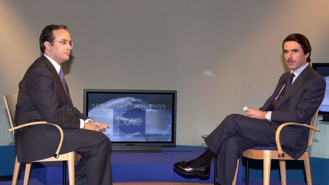 El entonces director de informativos de RTVE, Alfredo Urdaci, en una entrevista al presidente Aznar en 2002