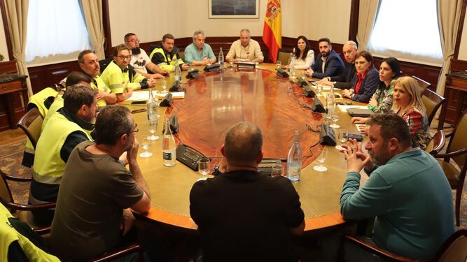 La reunión entre los diputados del PSOE y el comité de huelga de Acerinox.