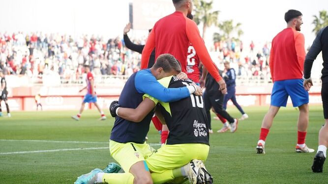 Lucho García y Marcos Lavín se abrazan tras la victoria contra el Linares