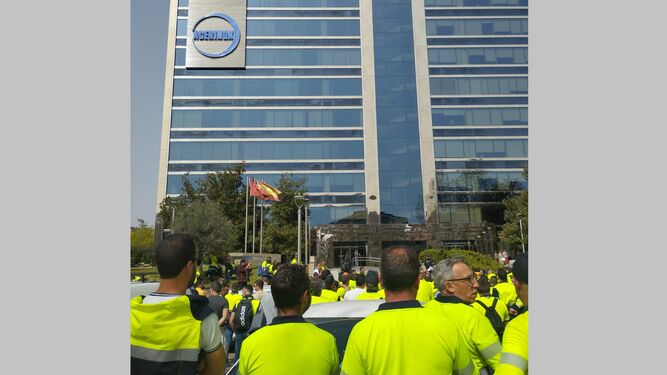 Trabajadores de Acerinox Europa ante la sede de la empresa en Madrid, este martes.