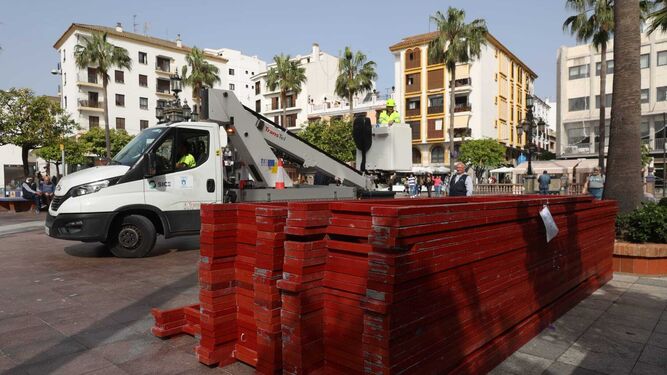 La instalación de los sectores para sillas en la Plaza Alta de Algeciras, este martes.