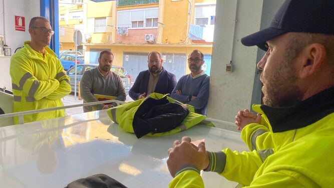 Visita de Javier Bello a la sede de la Brigada de Carreteras en Algeciras, este miércoles.