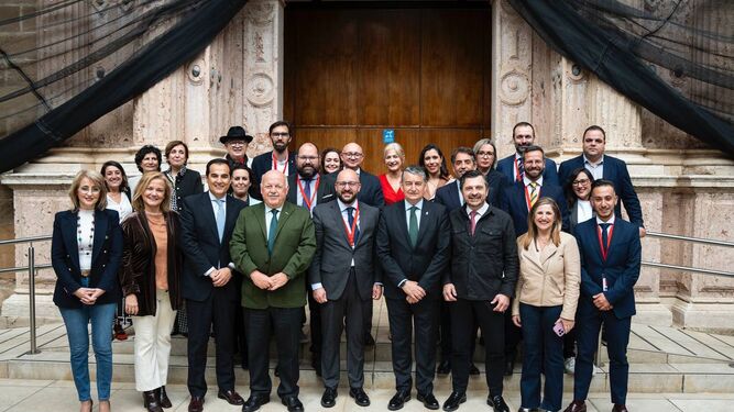 Foto de familia en el Parlamento Andaluz con ediles portuenses y responsables de la Junta.