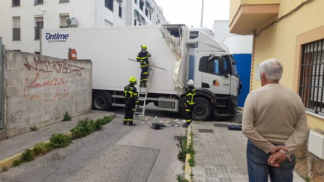 Una imagen del camión frigorífico bloqueado en la calle Quiebro.