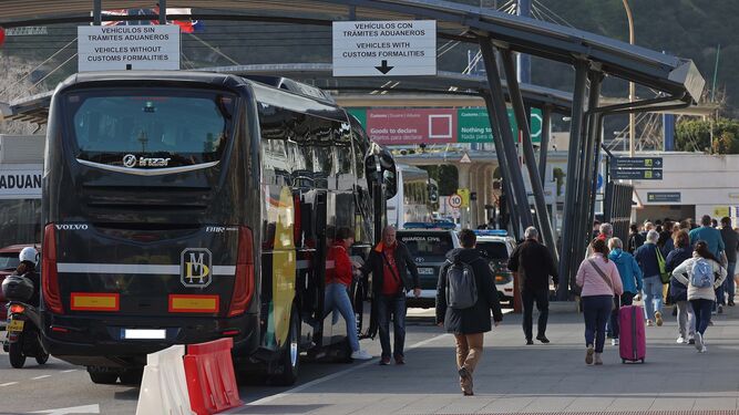 Un autobús de servicio discrecional deja a turistas en el carril de entrada a Gibraltar.