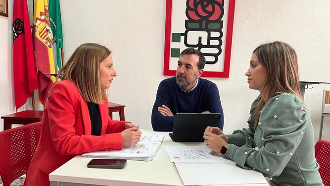 Reunión de Ana Carrera con Paco Ruiz Giráldez y Lucía Trujillo.