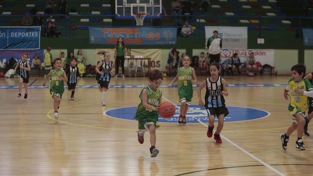 Las fotos de la primera jornada del torneo Semana Santa de baloncesto de la L&iacute;nea