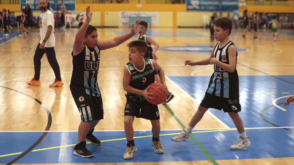Las fotos de la primera jornada del torneo Semana Santa de baloncesto de la L&iacute;nea
