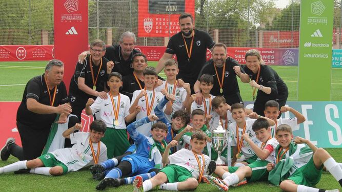 La selección andaluza alevín, con su título de campeona