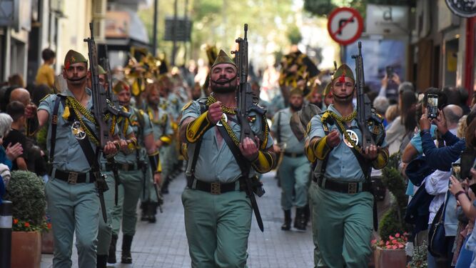Desfile de la Legión por el centro de Algeciras en el Lunes Santo de 2023.