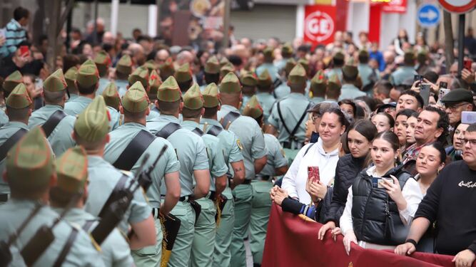 El público sigue el desfile de la Legión en Algeciras.