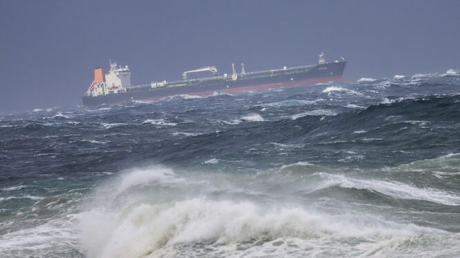 Vista del oleaje causado por el temporal  de poniente en el Estrecho.