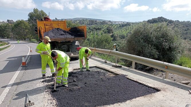 Operarios realizan obras de conservación en un tramo de la carretera.