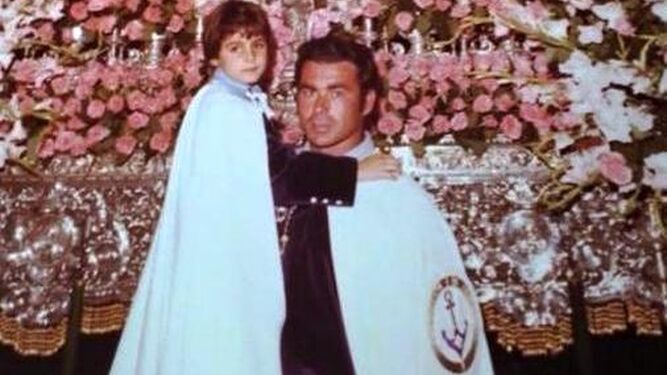 Paquirri y su hijo Francisco Rivera Ordóñez, vestidos de nazarenos.
