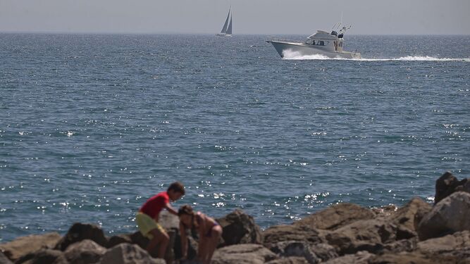 Un yate y un velero frente a las costas de Sotogrande, el pasado verano.